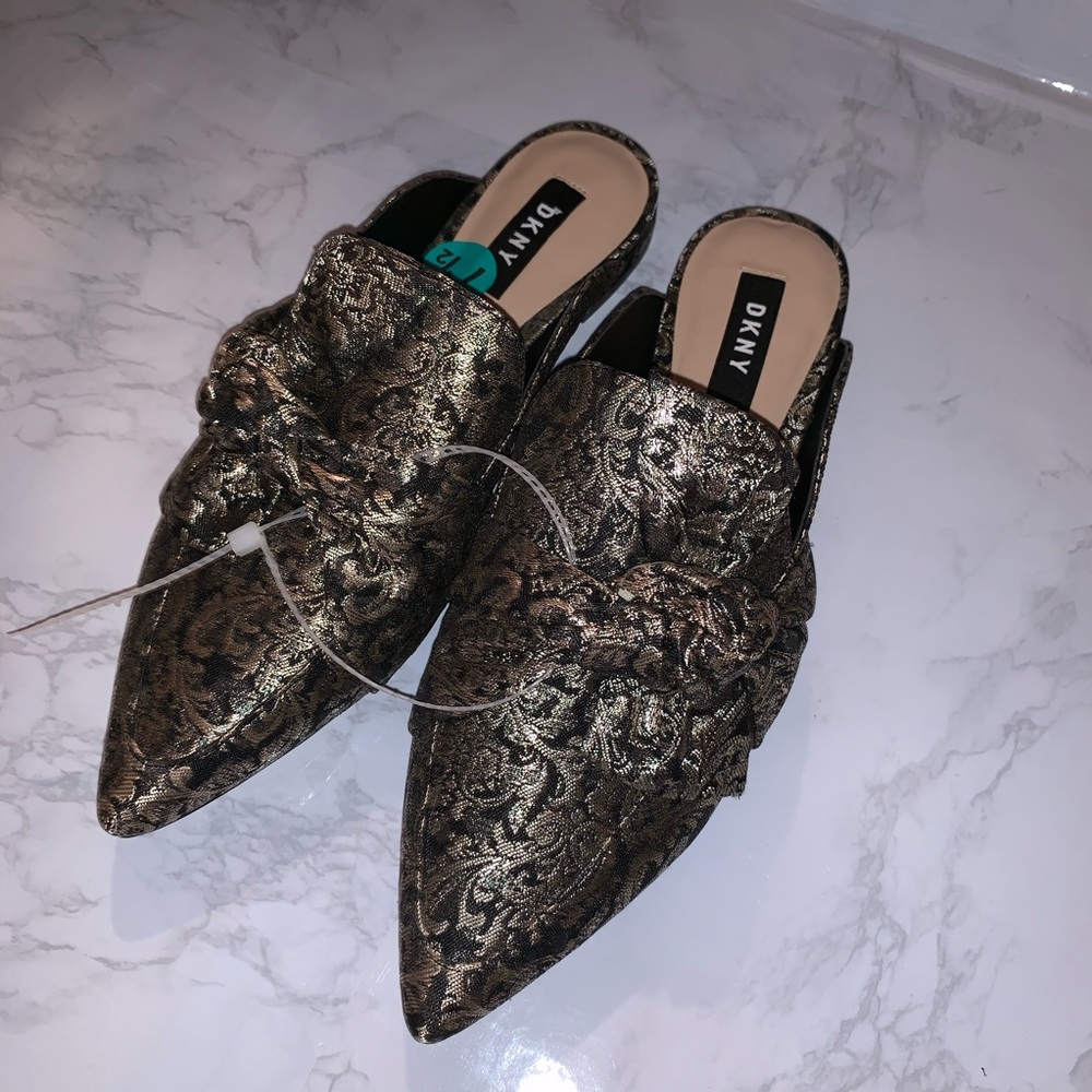 BNWT DKNY GOLD AND BLACK POINTED TOE MULES